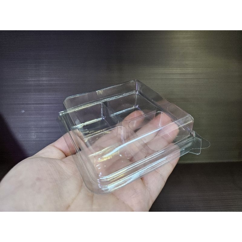 กล่องใส่ขนม FP-2s กล่องใส 4 ช่อง หลุมจิ๋ว (แพ็ค 50 ใบ) ขนาด 9x9x3.3 cm กล่องใส่มาการอง ขนมเปี๊ยะมินิ ขนมไทย ฝาล็อคในตัว - Image 2
